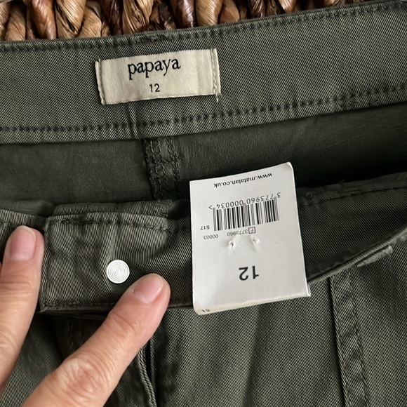 NWT Papaya capris hemmed shorter but never wore stretchy great fabric ππΌπ¦ - Picture 3 of 7